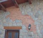 Cottage in Fontenuova: coating irregular ashlar and brick.